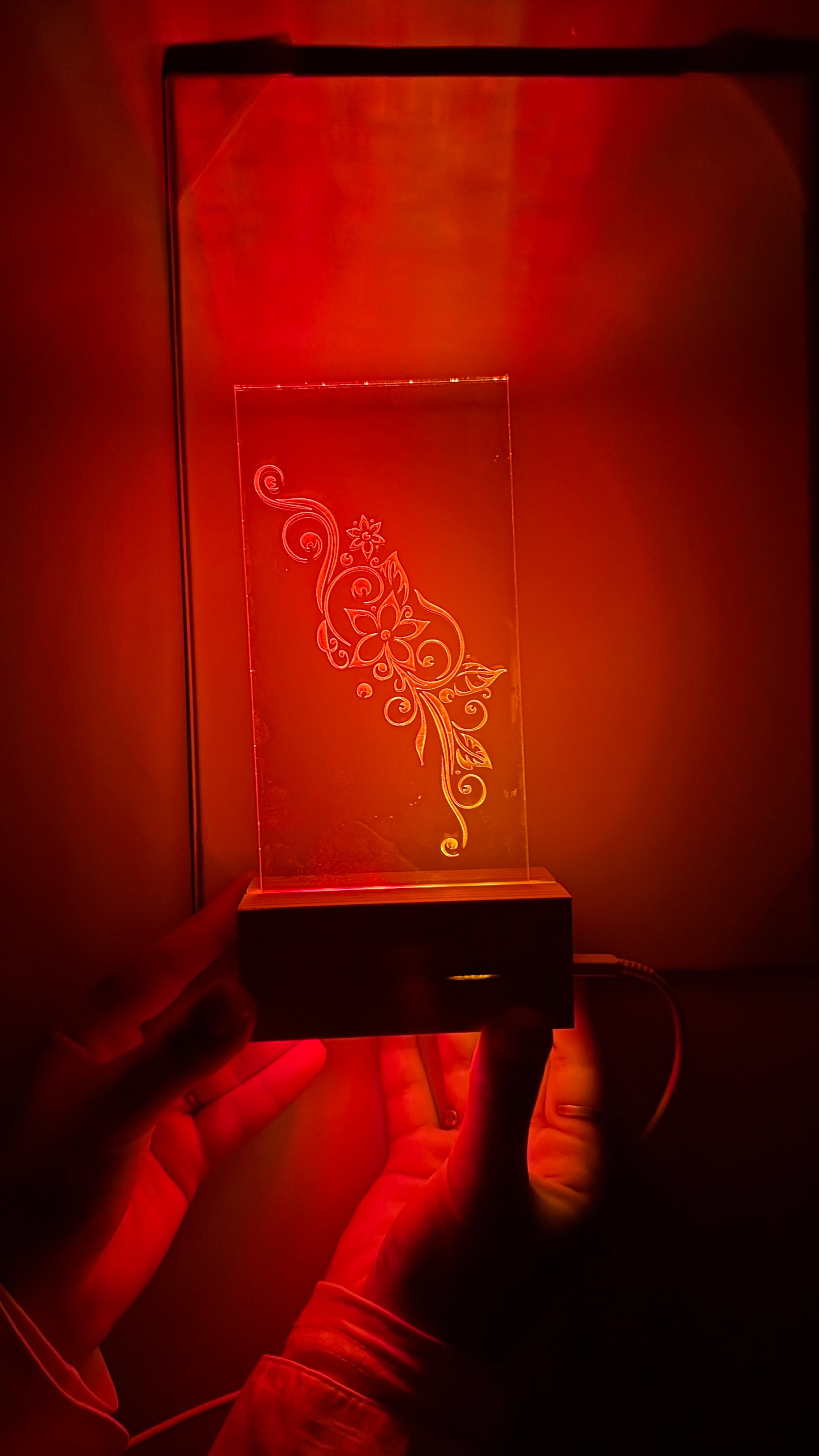 Acrylic Lampe mit rotem floralem Design